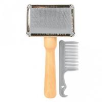 Мягкая щетка-пуходерка + гребешок "TRIXIE" для ухода за шерстью, с деревянной ручкой , 6x13см